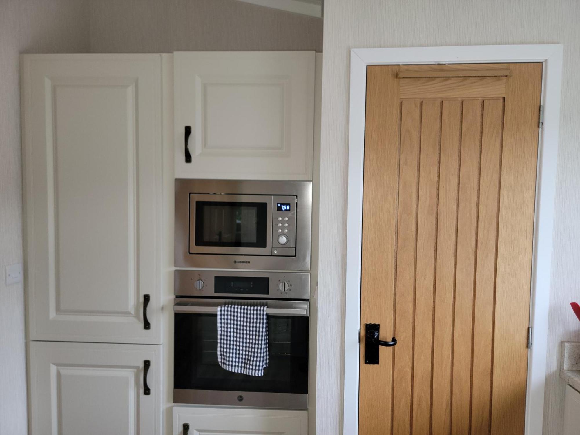 Stunning Luxury 2-bed In Routh With Hot Tub Holiday home *