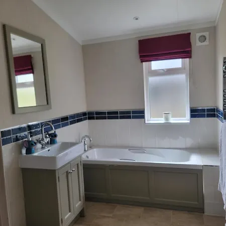 Stunning Luxury 2-Bed Lodge In Routh With Hot Tub Beverley Exterior photo