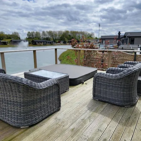 Stunning Luxury 2-Bed Lodge In Routh With Hot Tub Beverley Exterior photo