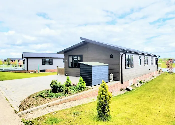 Stunning Luxury 2-Bed Lodge In Routh With Hot Tub