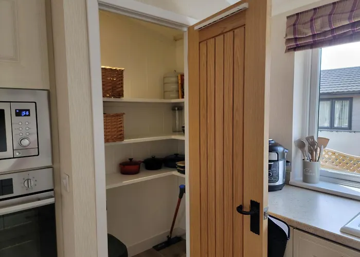 Stunning Luxury 2-Bed Lodge In Routh With Hot Tub