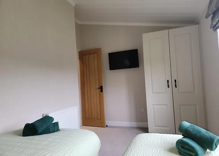 Stunning Luxury 2-Bed Lodge In Routh With Hot Tub