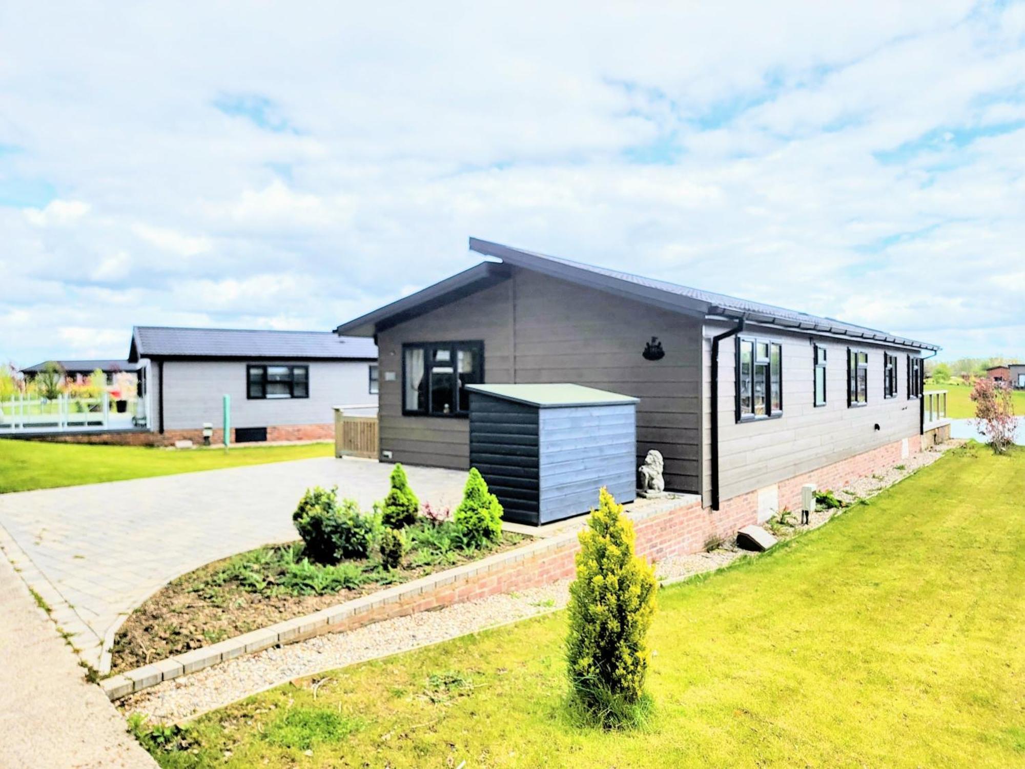 Stunning Luxury 2-bed In Routh With Hot Tub *