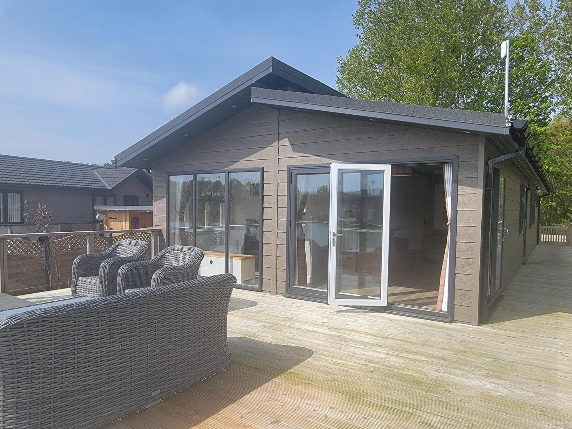 Stunning Luxury 2-bed In Routh With Hot Tub Holiday home *