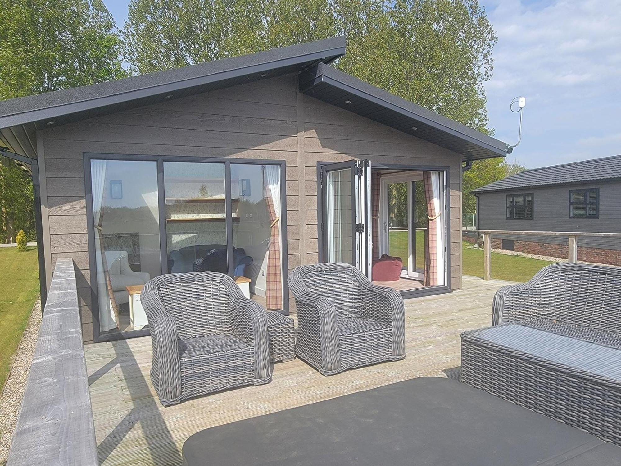 Stunning Luxury 2-bed In Routh With Hot Tub