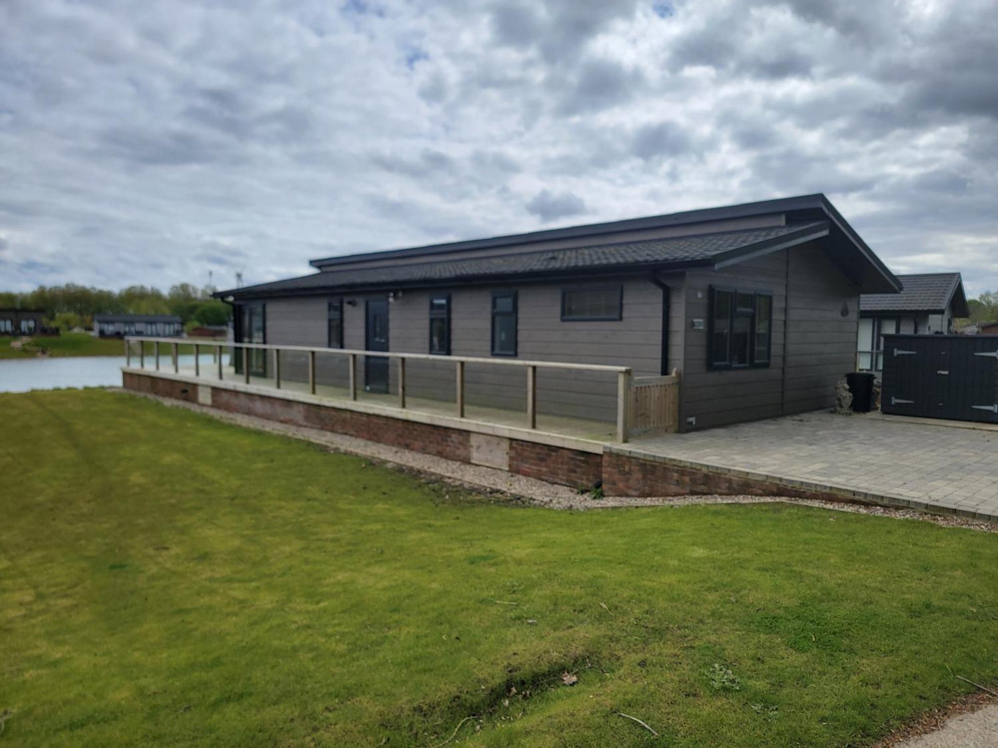 Stunning Luxury 2-bed In Routh With Hot Tub Holiday home *
