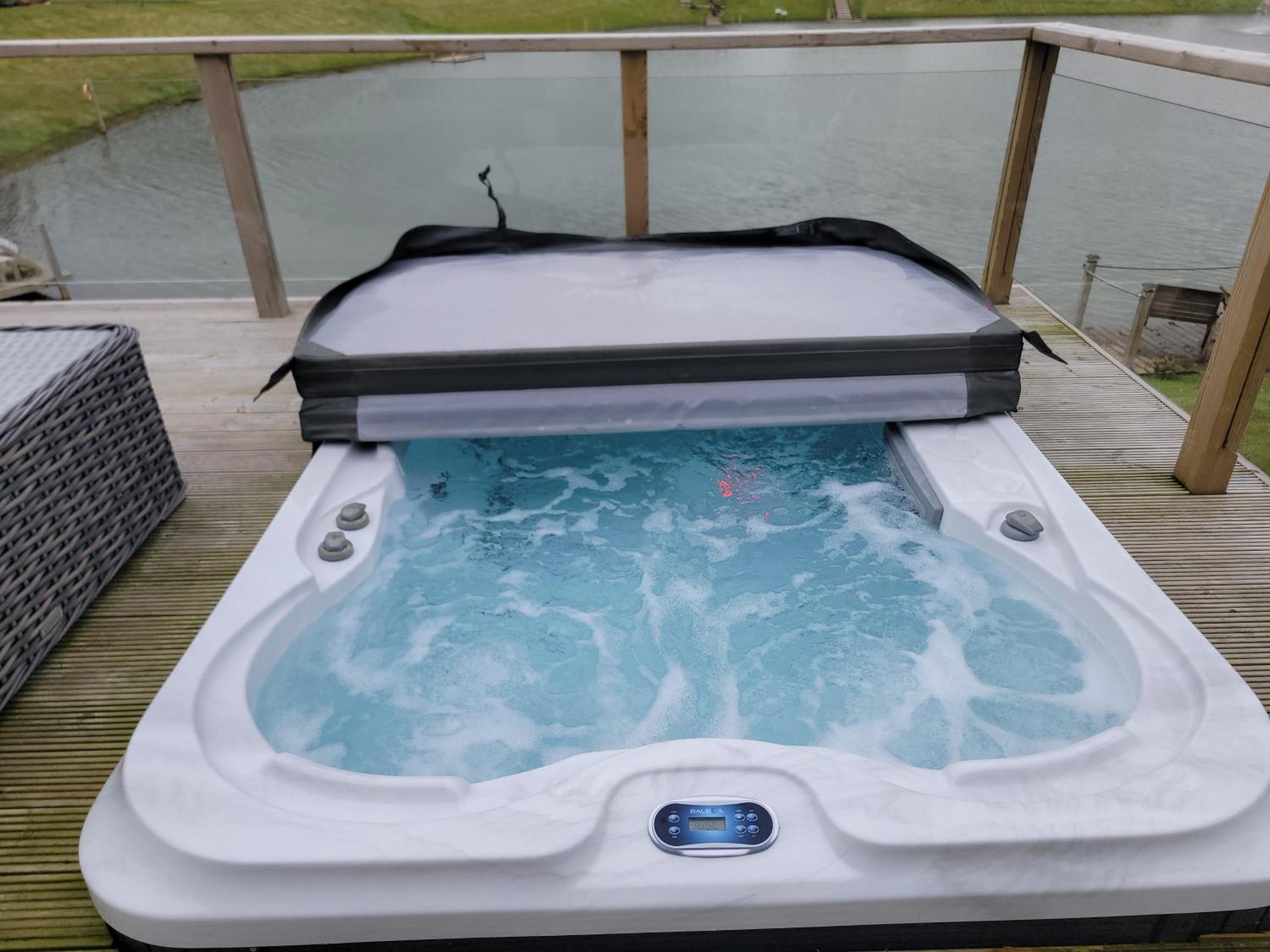Stunning Luxury 2-bed In Routh With Hot Tub