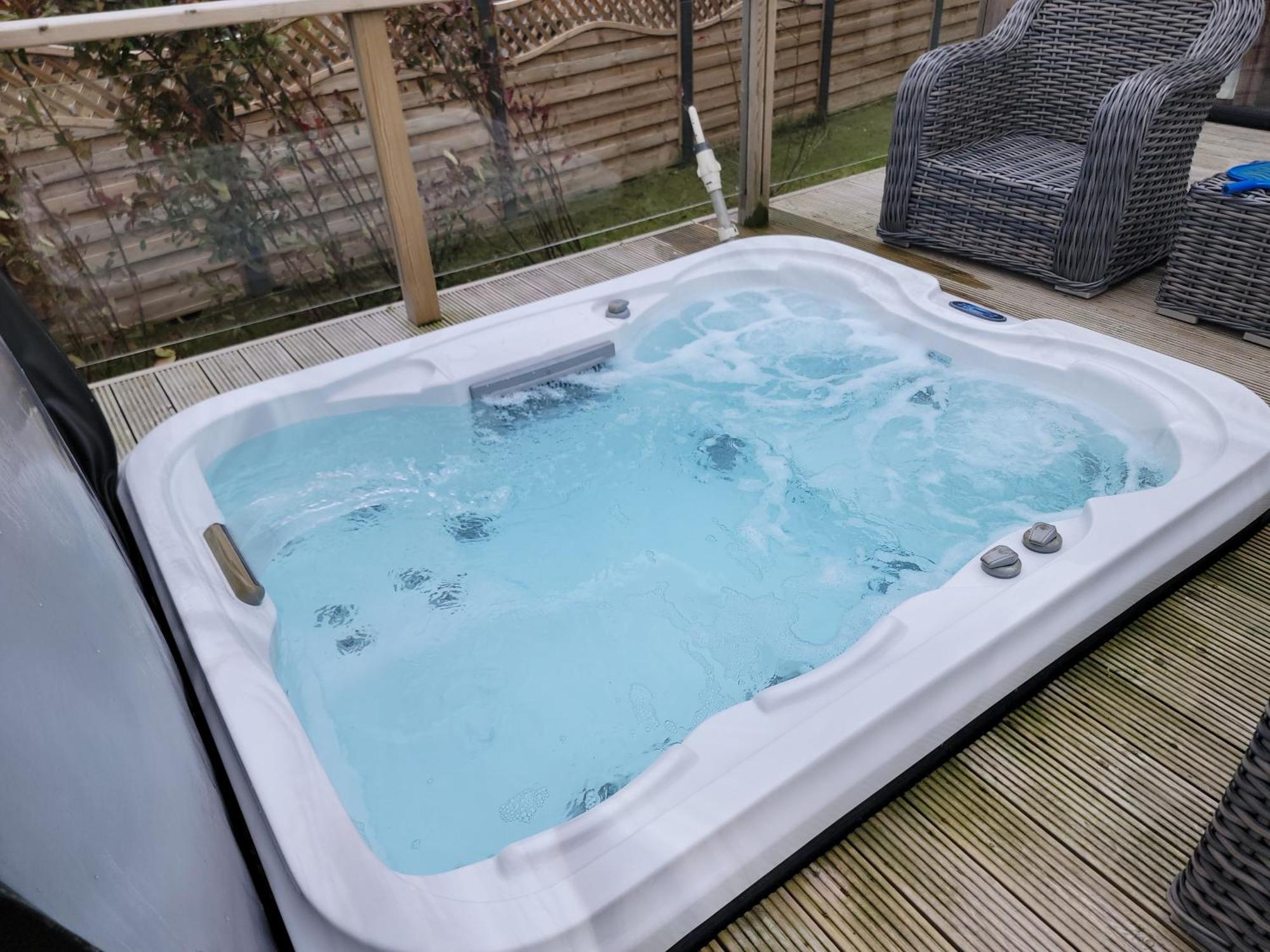 Stunning Luxury 2-bed In Routh With Hot Tub