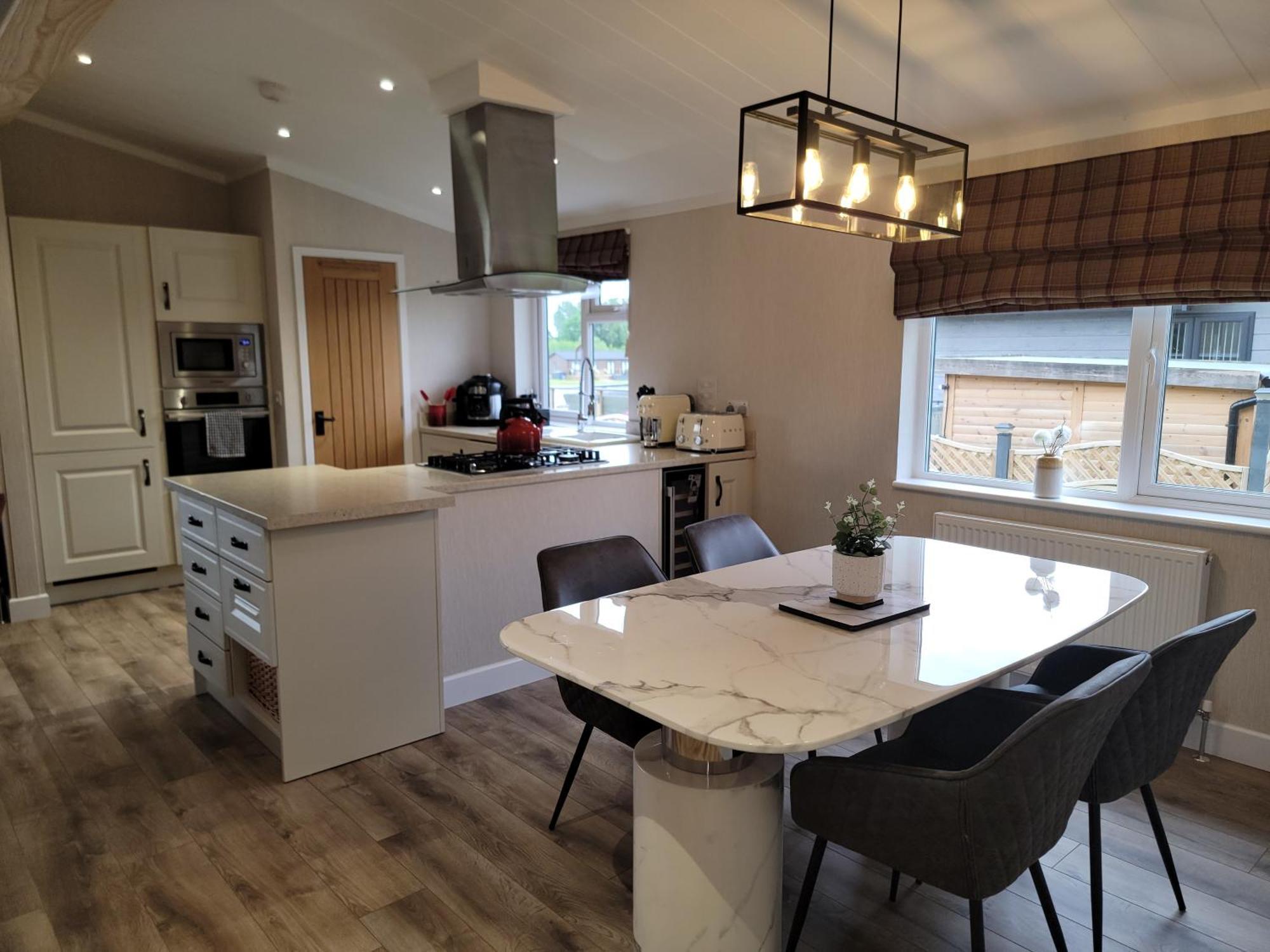 Stunning Luxury 2-bed In Routh With Hot Tub *